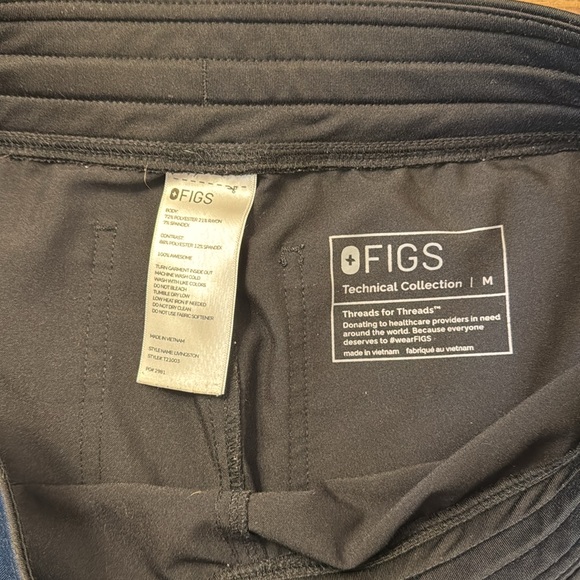 FIGS scrubs ￼ - Picture 5 of 9